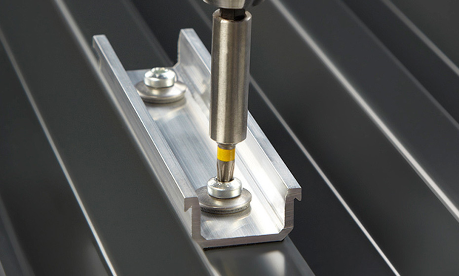 新型梯形彩鋼瓦屋面光(guāng)伏支架安裝方案